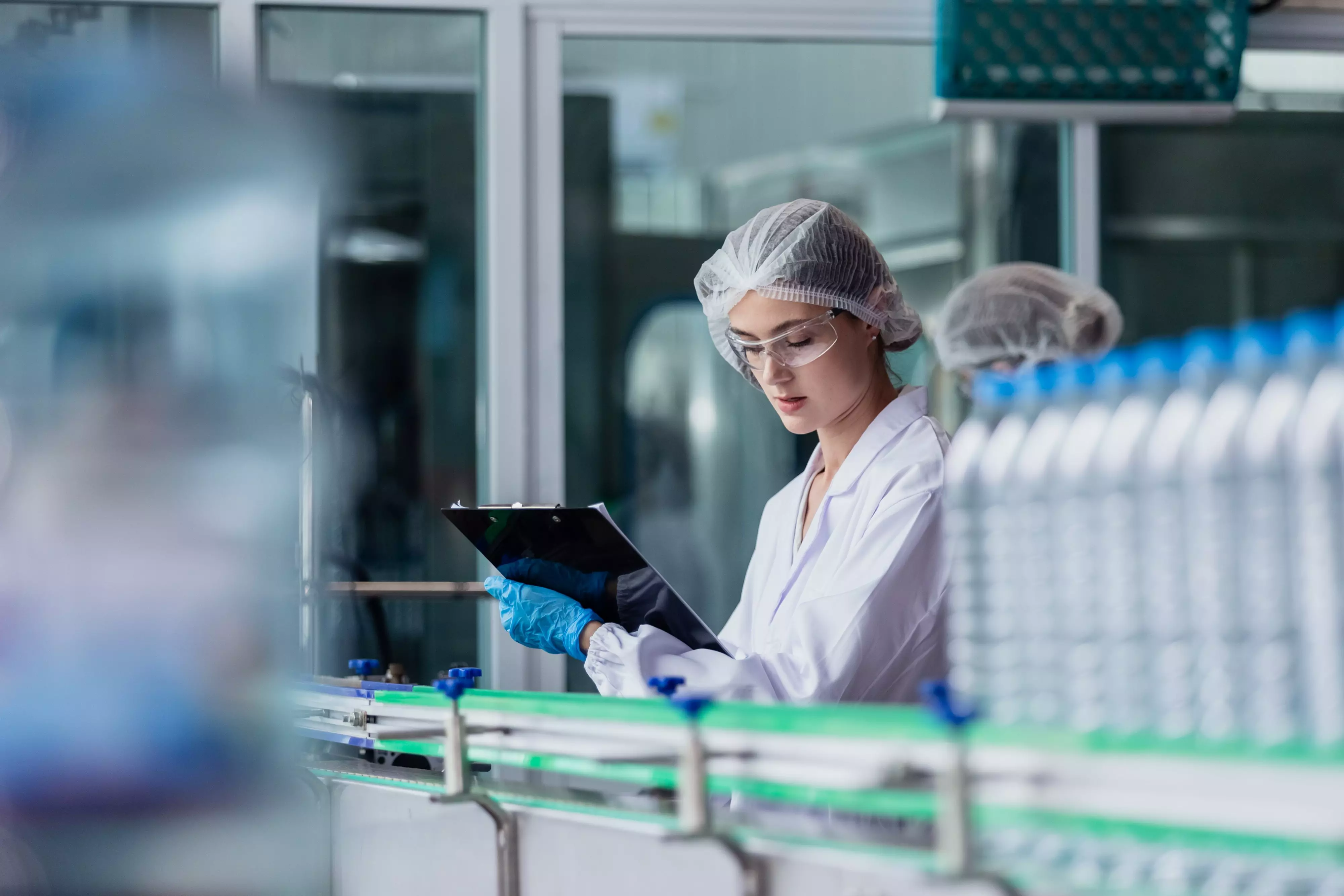 Wat doe je als procesoperator Wat doet een operator extruder, wat is je gemiddelde salaris en hoe ziet je werkdag eruit? Kom alles te weten over de functie procesoperator.