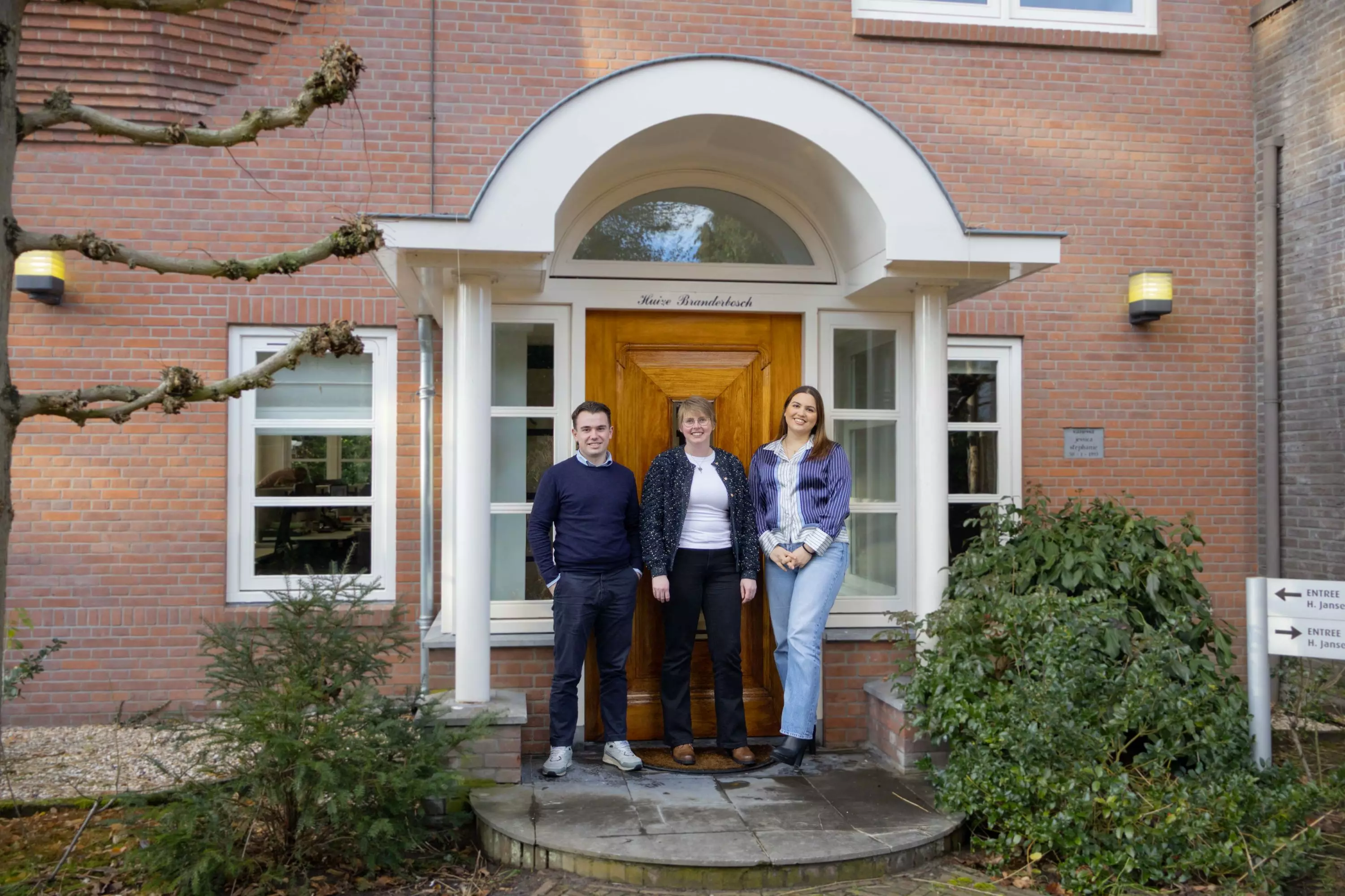 Via Seesing Flex en VAST. kwamen Saranda, Thijmen en Marinda terecht bij H. Jansen Advies Groep, waar zij via werving en selectie direct in vaste dienst traden.